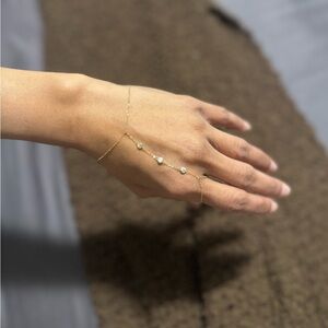 One hand jewelry in 18k yellow gold bracelet is 6.5 inches with bezel